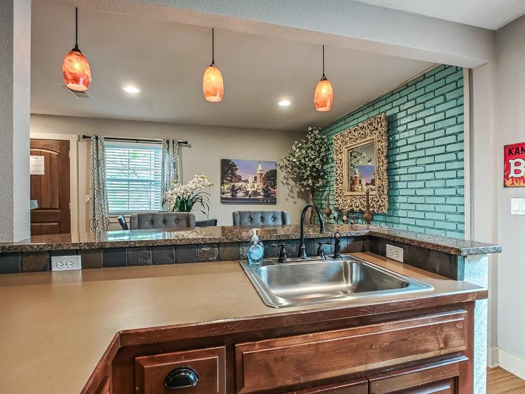 Quiet Plaza Two Bedroom 2 Bathroom Kansas City Bagian luar foto