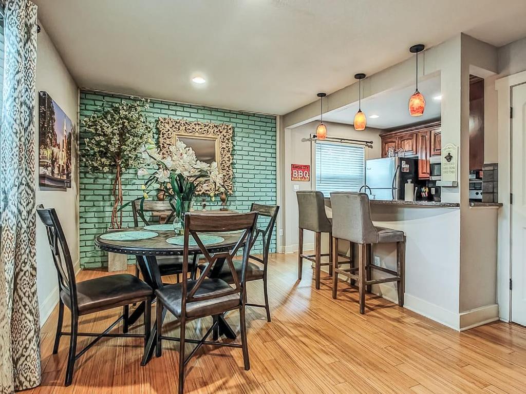 Quiet Plaza Two Bedroom 2 Bathroom Kansas City Bagian luar foto