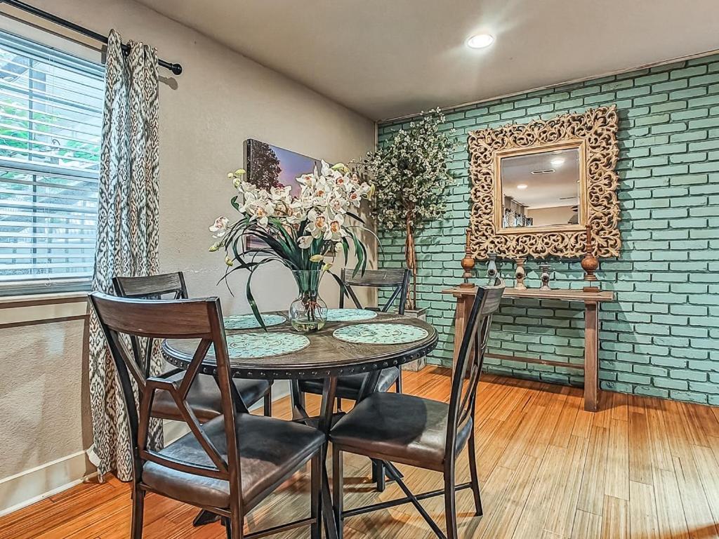 Quiet Plaza Two Bedroom 2 Bathroom Kansas City Bagian luar foto